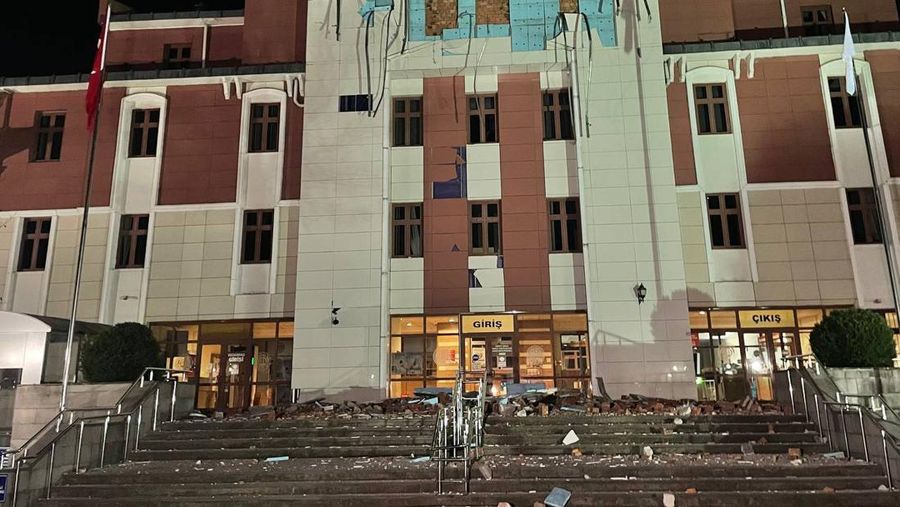 Suasana gempa berkekuatan 5,9 mengguncang provinsi Duzce, Turki barat pada (23/11/2022) waktu setempat. (Omer Urer/Anadolu Agency via Getty Images)