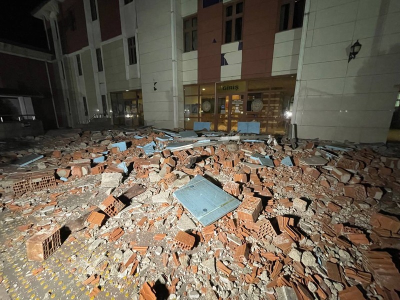 Suasana gempa berkekuatan 5,9 mengguncang provinsi Duzce, Turki barat pada (23/11/2022) waktu setempat. (Omer Urer/Anadolu Agency via Getty Images)