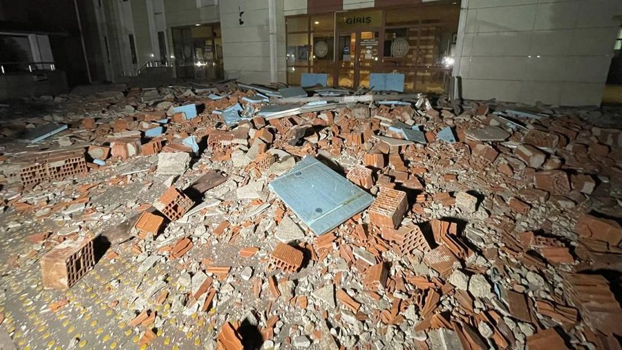 Suasana gempa berkekuatan 5,9 mengguncang provinsi Duzce, Turki barat pada (23/11/2022) waktu setempat. (Omer Urer/Anadolu Agency via Getty Images)