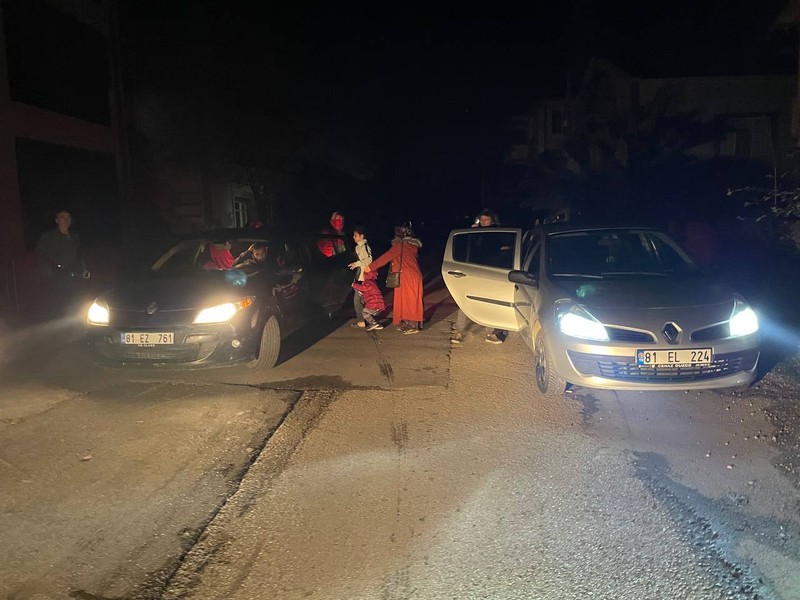 Suasana gempa berkekuatan 5,9 mengguncang provinsi Duzce, Turki barat pada (23/11/2022) waktu setempat. (Omer Urer/Anadolu Agency via Getty Images) Suasana gempa berkekuatan 5,9 mengguncang provinsi Duzce, Turki barat pada (23/11/2022) waktu setempat. (Omer Urer/Anadolu Agency via Getty Images)