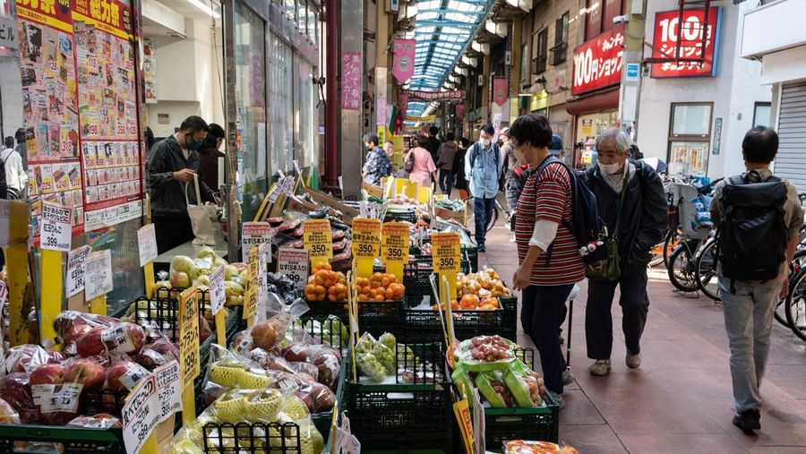 Warga berbelanja buah dan sayuran di luar supermarket di sepanjang jalan perbelanjaan tertutup di Tokyo. (AFP via Getty Images/RICHARD A. BROOKS)