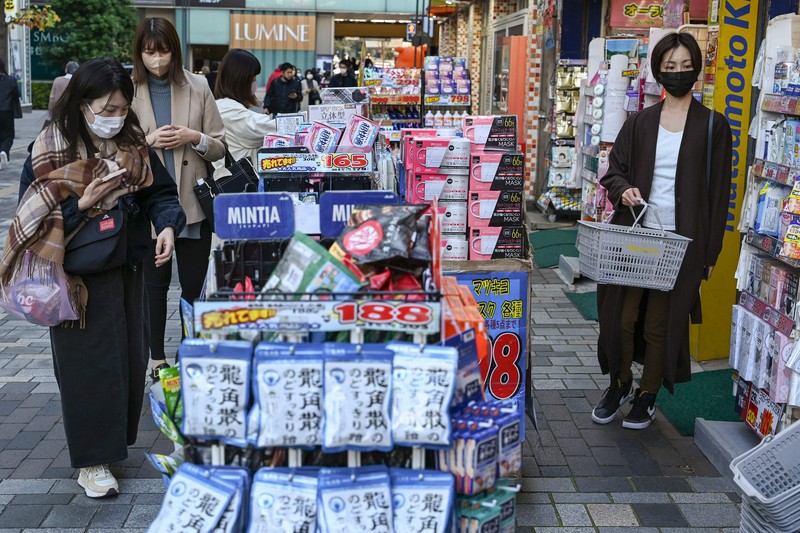 Perdana Menteri Jepang Fumio Kishida berbicara pada konferensi pers di kediaman resminya di Tokyo pada 28 Oktober 2022, untuk mengumumkan paket stimulus ekonomi baru. Jepang akan menghabiskan 260 miliar USD pada paket stimulus untuk melindungi ekonomi dari dampak inflasi dan melemahnya yen. (POOL/AFP via Getty Images/YOSHIKAZU TSUNO)