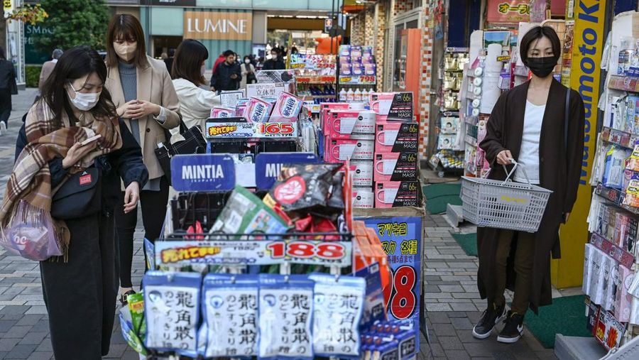 Warga berbelanja di luar toko di pusat kota Tokyo, Inflasi Jepang mencapai level tertinggi empat dekade bulan lalu, (AFP via Getty Images/RICHARD A. BROOKS)