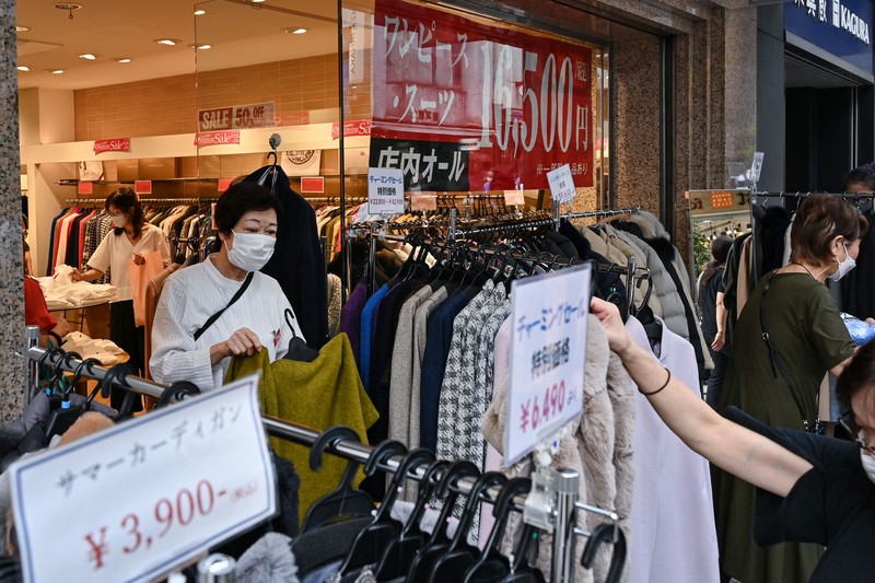 Perdana Menteri Jepang Fumio Kishida berbicara pada konferensi pers di kediaman resminya di Tokyo pada 28 Oktober 2022, untuk mengumumkan paket stimulus ekonomi baru. Jepang akan menghabiskan 260 miliar USD pada paket stimulus untuk melindungi ekonomi dari dampak inflasi dan melemahnya yen. (POOL/AFP via Getty Images/YOSHIKAZU TSUNO)