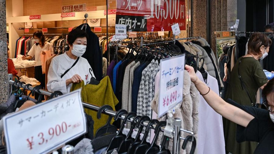 Perdana Menteri Jepang Fumio Kishida berbicara pada konferensi pers di kediaman resminya di Tokyo pada 28 Oktober 2022, untuk mengumumkan paket stimulus ekonomi baru. Jepang akan menghabiskan 260 miliar USD pada paket stimulus untuk melindungi ekonomi dari dampak inflasi dan melemahnya yen. (POOL/AFP via Getty Images/YOSHIKAZU TSUNO)