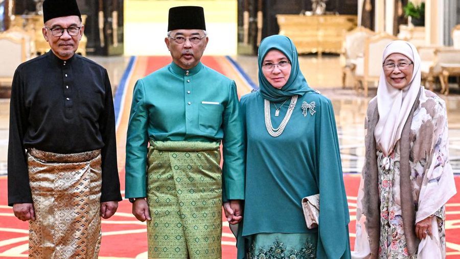 Raja Malaysia Sultan Abdullah Sultan Ahmad Shah (2L), Ratu Malaysia Azizah Aminah Maimunah (2R), Perdana Menteri Malaysia yang baru diangkat Anwar Ibrahim (kiri) dan istrinya Wan Azizah Wan Ismail (kanan) berpose setelah upacara pengambilan sumpah di National Istana di Kuala Lumpur pada 24 November 2022. (MOHD RASFAN/POOL/AFP via Getty Images)