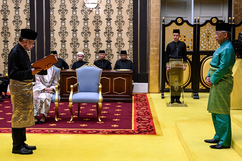Datuk Seri Anwar Ibrahim resmi dilantik sebagai Perdana Menteri Malaysia setelah mengucapkan sumpah di Istana Negara, Kamis (24/11/2022). Perdana Menteri baru Malaysia Anwar Ibrahim melambai pada fotografer saat ia tiba di Istana Nasional di Kuala Lumpur, Malaysia, 24 November 2022. (Fazry Ismail/Pool via REUTERS)