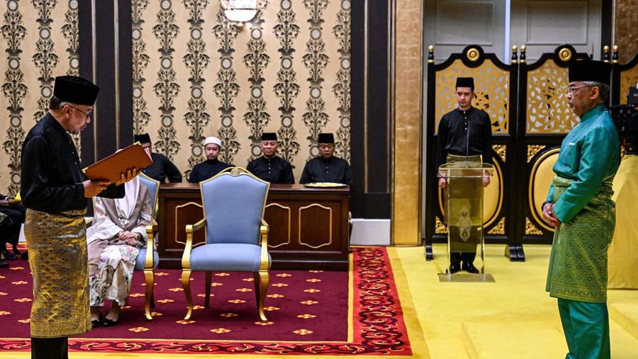 Perdana Menteri baru Malaysia Anwar Ibrahim melambai pada fotografer saat ia tiba di Istana Nasional di Kuala Lumpur, Malaysia, 24 November 2022. (Fazry Ismail/Pool via REUTERS)