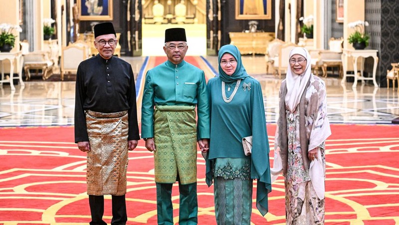Perdana Menteri Malaysia yang baru diangkat Anwar Ibrahim (kanan) dan istrinya Wan Azizah Wan Ismail (kiri) pergi setelah upacara pengambilan sumpah di Istana Nasional di Kuala Lumpur pada 24 November 2022. (FAZRY ISMAIL/POOL/AFP via Getty Images )
