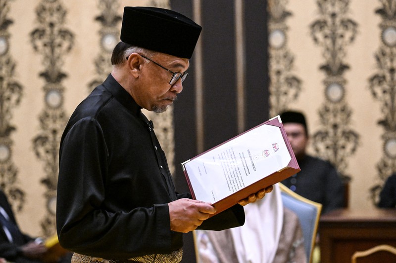 Datuk Seri Anwar Ibrahim resmi dilantik sebagai Perdana Menteri Malaysia setelah mengucapkan sumpah di Istana Negara, Kamis (24/11/2022). Perdana Menteri baru Malaysia Anwar Ibrahim melambai pada fotografer saat ia tiba di Istana Nasional di Kuala Lumpur, Malaysia, 24 November 2022. (Fazry Ismail/Pool via REUTERS)