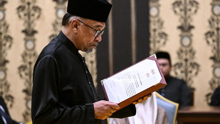 Perdana Menteri baru Malaysia Anwar Ibrahim melambai pada fotografer saat ia tiba di Istana Nasional di Kuala Lumpur, Malaysia, 24 November 2022. (Fazry Ismail/Pool via REUTERS)