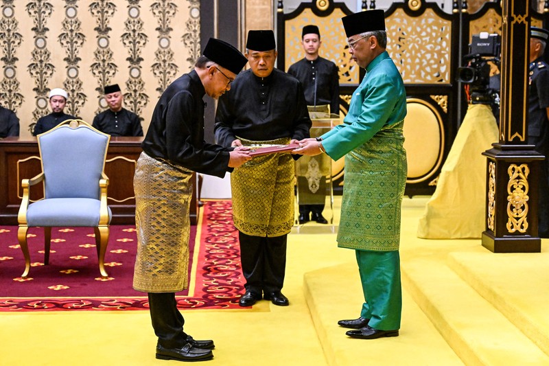 Datuk Seri Anwar Ibrahim resmi dilantik sebagai Perdana Menteri Malaysia setelah mengucapkan sumpah di Istana Negara, Kamis (24/11/2022). Perdana Menteri baru Malaysia Anwar Ibrahim melambai pada fotografer saat ia tiba di Istana Nasional di Kuala Lumpur, Malaysia, 24 November 2022. (Fazry Ismail/Pool via REUTERS)