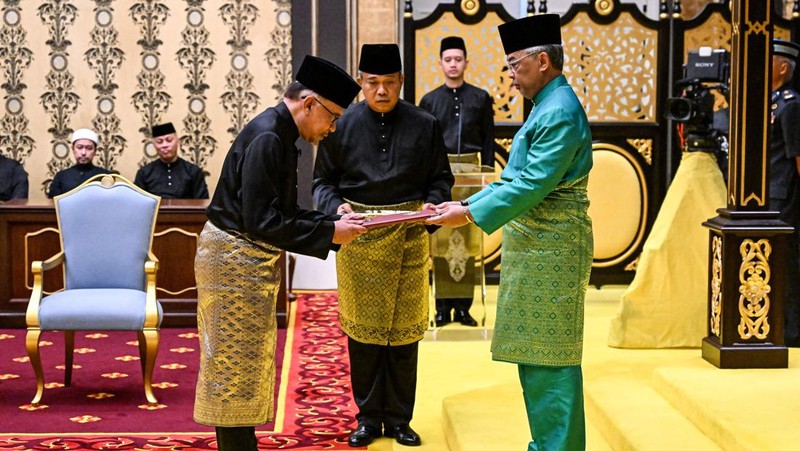 Perdana Menteri Malaysia yang baru diangkat Anwar Ibrahim, kedua kiri, mengambil sumpah jabatannya saat upacara pelantikan sebagai perdana menteri ke-10 negara itu di Istana Nasional di Kuala Lumpur, Malaysia, Kamis, 24 November 2022. (Mohd Rasfan/ Foto Kolam Renang melalui AP)