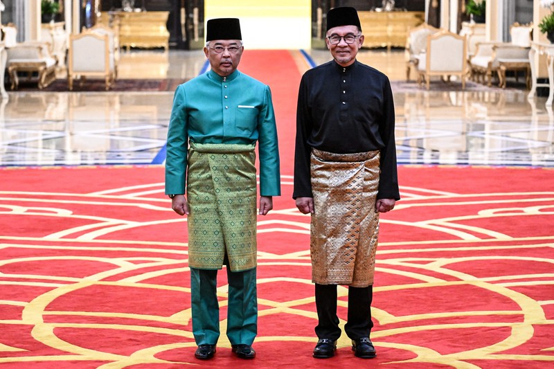 Datuk Seri Anwar Ibrahim resmi dilantik sebagai Perdana Menteri Malaysia setelah mengucapkan sumpah di Istana Negara, Kamis (24/11/2022). Perdana Menteri baru Malaysia Anwar Ibrahim melambai pada fotografer saat ia tiba di Istana Nasional di Kuala Lumpur, Malaysia, 24 November 2022. (Fazry Ismail/Pool via REUTERS)