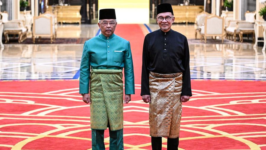 Raja Malaysia Sultan Abdullah Sultan Ahmad Shah (kanan) dan Perdana Menteri Malaysia yang baru diangkat Anwar Ibrahim (kiri) berpose setelah upacara pengambilan sumpah di Istana Nasional di Kuala Lumpur pada 24 November 2022. (MOHD RASFAN/POOL/AFP via Getty Gambar-gambar)