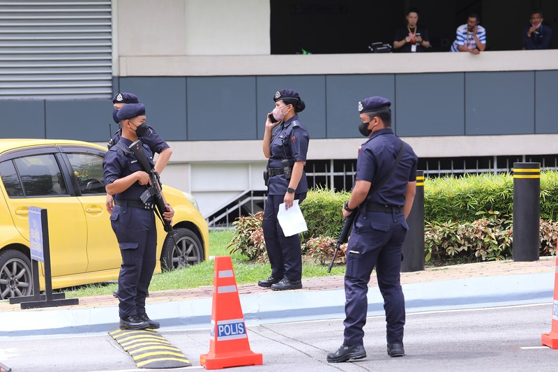 Aparat kepolisian di Malaysia menjaga ketat wilayah-wilayah strategis. (REUTERS/Hasnoor Hussain)