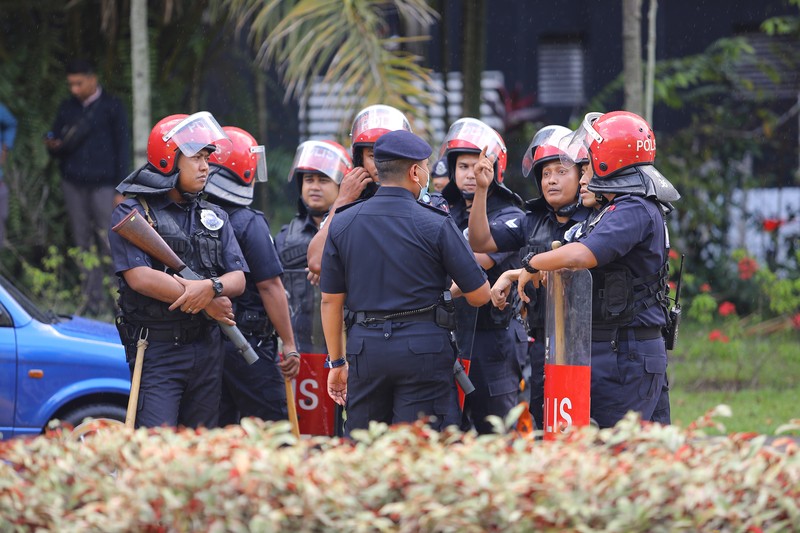 Aparat kepolisian di Malaysia menjaga ketat wilayah-wilayah strategis. (REUTERS/Hasnoor Hussain) Aparat kepolisian di Malaysia menjaga ketat wilayah-wilayah strategis. (REUTERS/Hasnoor Hussain)
