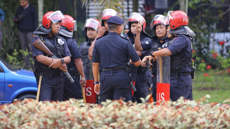 Aparat kepolisian di Malaysia menjaga ketat wilayah-wilayah strategis. (REUTERS/Hasnoor Hussain)