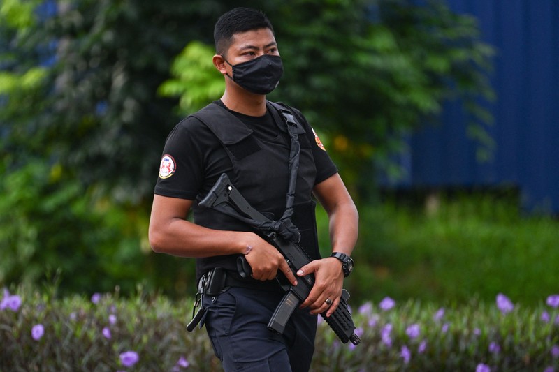 Aparat kepolisian di Malaysia menjaga ketat wilayah-wilayah strategis. (REUTERS/Hasnoor Hussain)