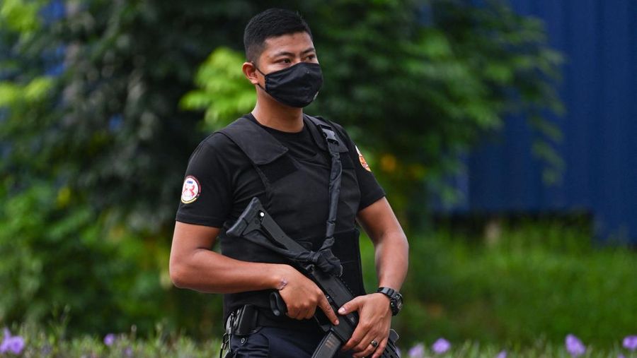 Aparat kepolisian di Malaysia menjaga ketat wilayah-wilayah strategis. (REUTERS/Hasnoor Hussain)