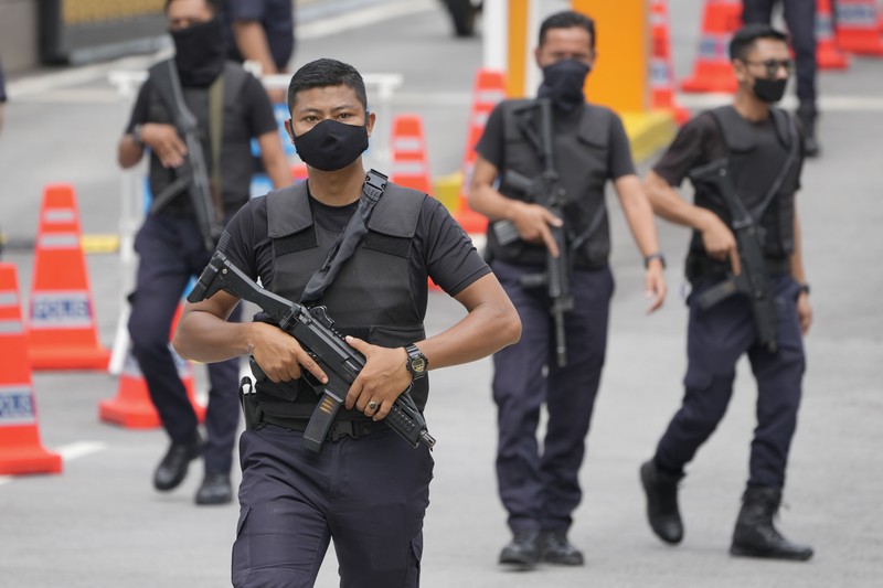Aparat kepolisian di Malaysia menjaga ketat wilayah-wilayah strategis. (REUTERS/Hasnoor Hussain) Aparat kepolisian di Malaysia menjaga ketat wilayah-wilayah strategis. (REUTERS/Hasnoor Hussain)