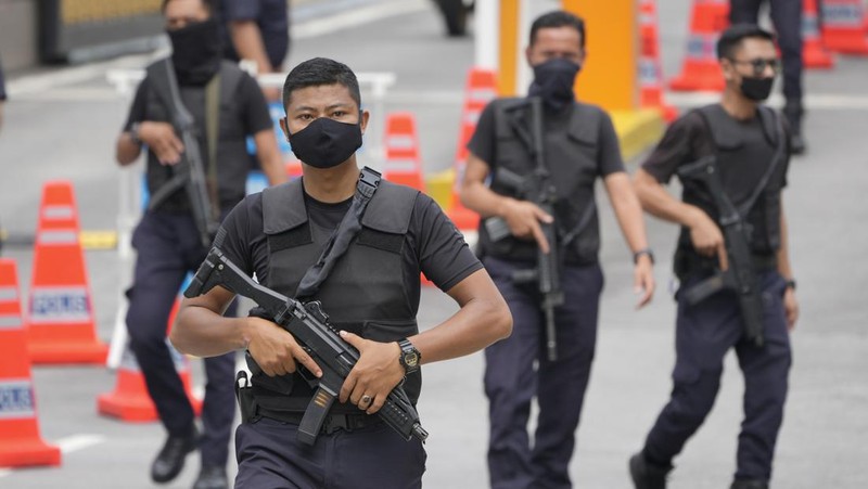 Aparat kepolisian di Malaysia menjaga ketat wilayah-wilayah strategis. (REUTERS/Hasnoor Hussain)