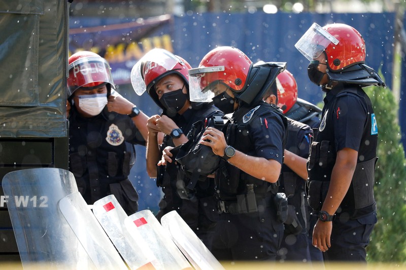 Aparat kepolisian di Malaysia menjaga ketat wilayah-wilayah strategis. (REUTERS/Hasnoor Hussain) Aparat kepolisian di Malaysia menjaga ketat wilayah-wilayah strategis. (REUTERS/Hasnoor Hussain)