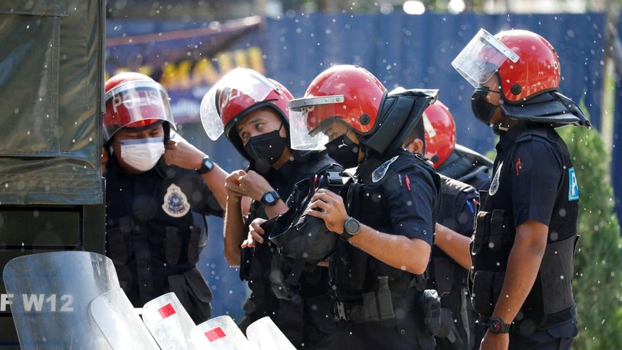 Aparat kepolisian di Malaysia menjaga ketat wilayah-wilayah strategis. (REUTERS/Hasnoor Hussain)