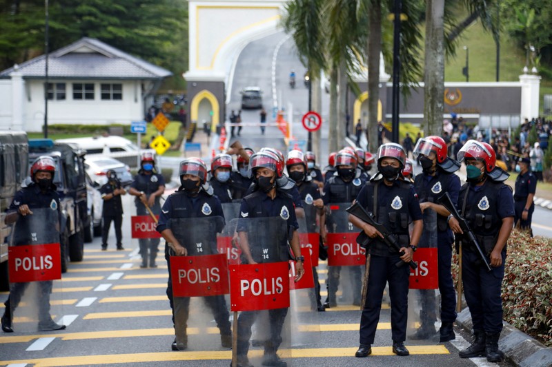 Aparat kepolisian di Malaysia menjaga ketat wilayah-wilayah strategis. (REUTERS/Hasnoor Hussain)