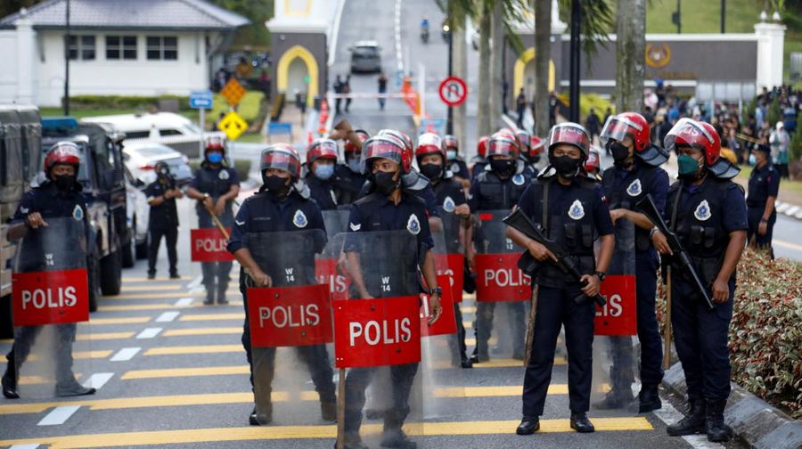 Aparat kepolisian di Malaysia menjaga ketat wilayah-wilayah strategis. (REUTERS/Hasnoor Hussain)