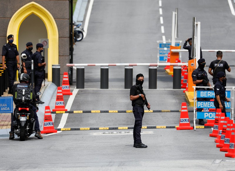 Aparat kepolisian di Malaysia menjaga ketat wilayah-wilayah strategis. (REUTERS/Hasnoor Hussain)