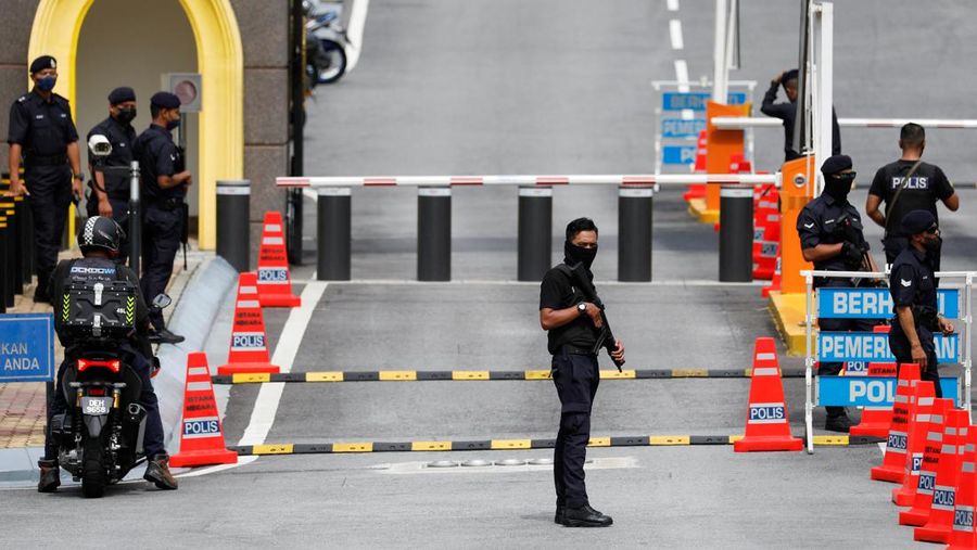 Aparat kepolisian di Malaysia menjaga ketat wilayah-wilayah strategis. (REUTERS/Hasnoor Hussain)