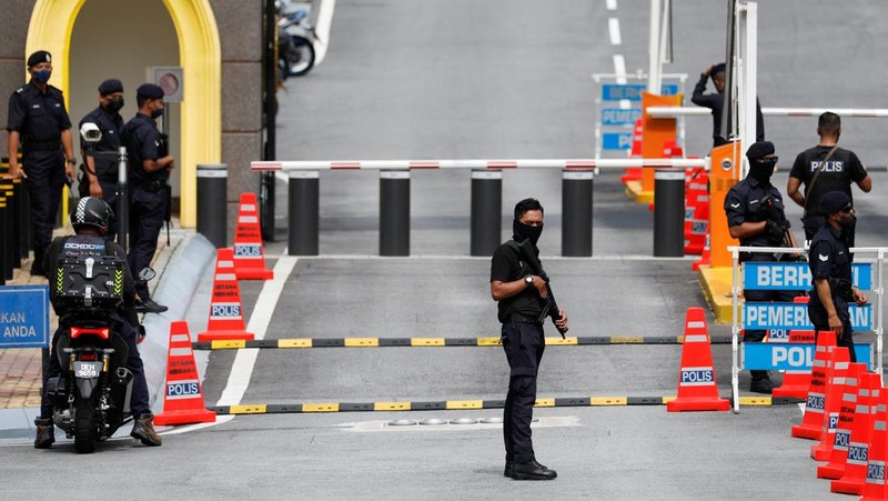 Aparat kepolisian di Malaysia menjaga ketat wilayah-wilayah strategis. (REUTERS/Hasnoor Hussain)