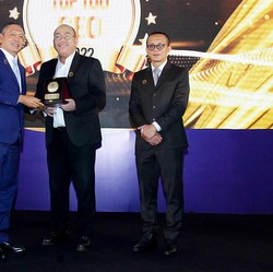 Dirut Bank Mega Syariah Raih Penghargaan TOP 100 CEO 2022