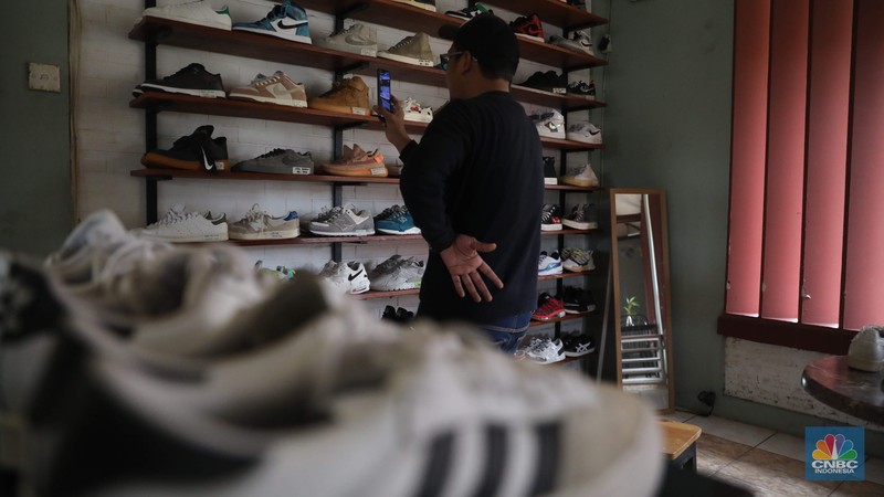 Bisnis thrifting atau menjual barang-barang bekas impor semakin banyak digandrungi milenial. (CNBC Indonesia/ Muhammad Sabki)
