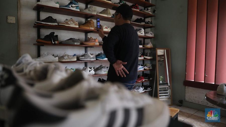 Bisnis thrifting atau menjual barang-barang bekas impor semakin banyak digandrungi milenial. (CNBC Indonesia/ Muhammad Sabki)