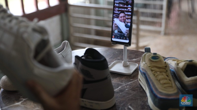 Bisnis thrifting atau menjual barang-barang bekas impor semakin banyak digandrungi milenial. (CNBC Indonesia/ Muhammad Sabki)