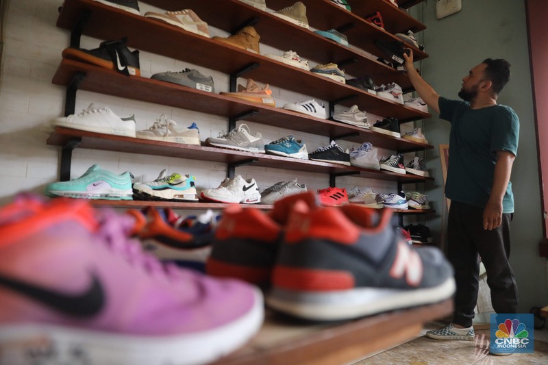 Bisnis thrifting atau menjual barang-barang bekas impor semakin banyak digandrungi milenial. (CNBC Indonesia/ Muhammad Sabki)