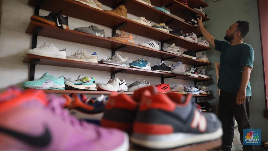 Bisnis thrifting atau menjual barang-barang bekas impor semakin banyak digandrungi milenial. (CNBC Indonesia/ Muhammad Sabki)
