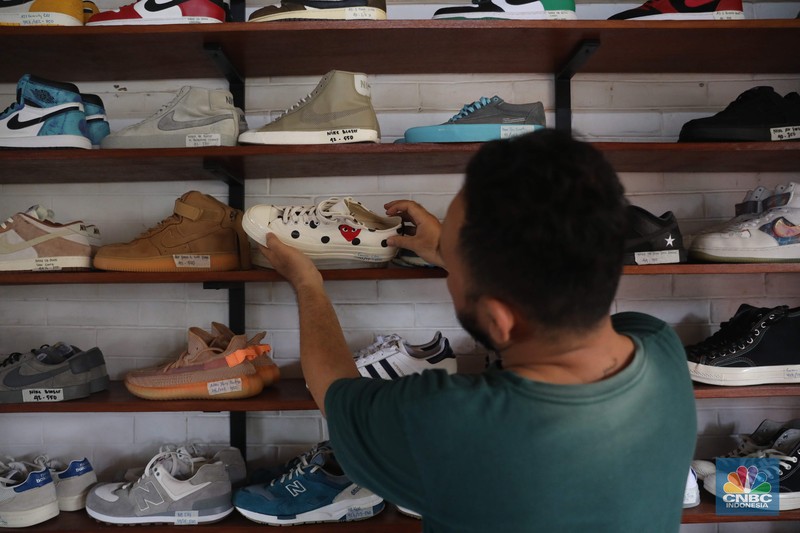 Bisnis thrifting atau menjual barang-barang bekas impor semakin banyak digandrungi milenial. (CNBC Indonesia/ Muhammad Sabki)