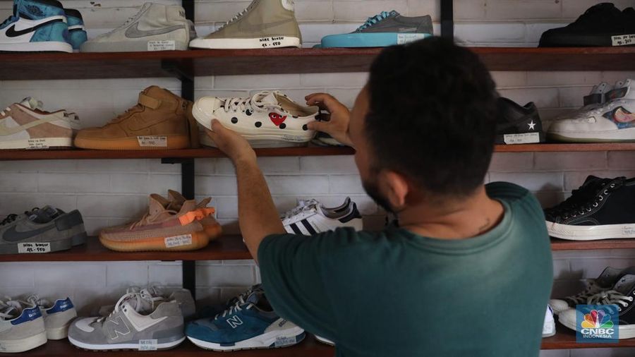 Bisnis thrifting atau menjual barang-barang bekas impor semakin banyak digandrungi milenial. (CNBC Indonesia/ Muhammad Sabki)