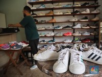 Raup Cuan Puluhan Juta dari Sepatu Ori Eks 