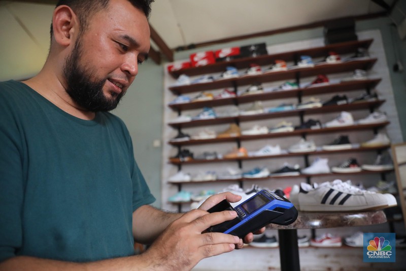 Bisnis thrifting atau menjual barang-barang bekas impor semakin banyak digandrungi milenial. (CNBC Indonesia/ Muhammad Sabki)