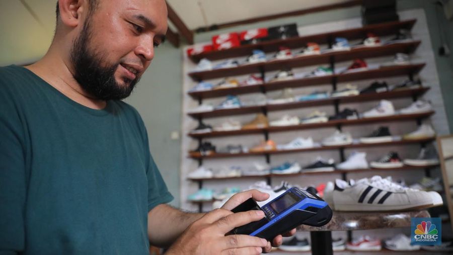 Bisnis thrifting atau menjual barang-barang bekas impor semakin banyak digandrungi milenial. (CNBC Indonesia/ Muhammad Sabki)