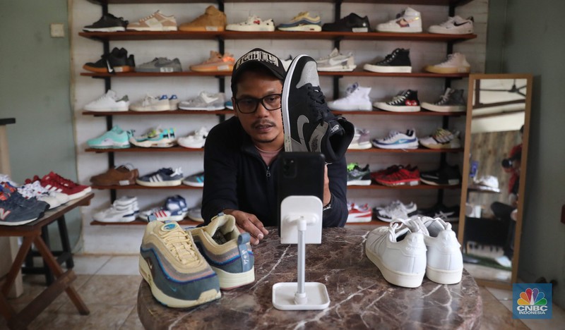 Bisnis thrifting atau menjual barang-barang bekas impor semakin banyak digandrungi milenial. (CNBC Indonesia/ Muhammad Sabki)