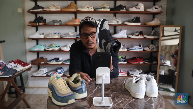 Bisnis thrifting atau menjual barang-barang bekas impor semakin banyak digandrungi milenial. (CNBC Indonesia/ Muhammad Sabki)