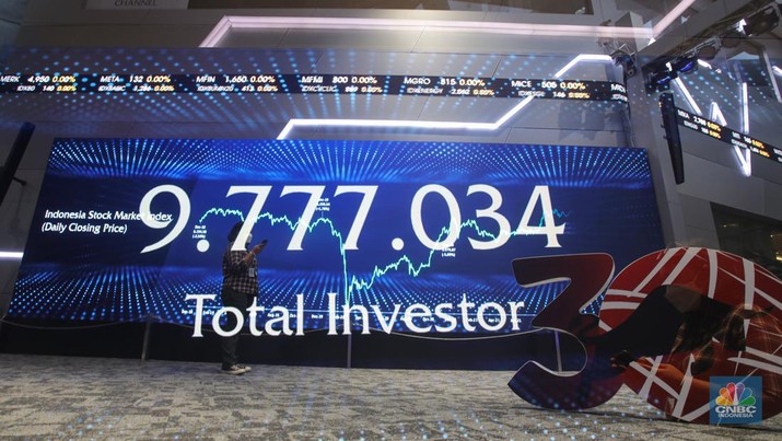 Data Bursa Efek Indonesia Karyawan beraktivitas di Bursa Efek Indonesia (BEI), Jakarta, Rabu (23/11/2022). PT Bursa Efek Indonesia (BEI) menyebut jumlah investor pasar modal telah meningkat 33,53% dari 7,48 juta di akhir tahun 2021 menjadi 10 juta pada 3 November 2022. Secara komposisi umur sebesar 60% didominasi oleh investor di bawah 30 tahun. Tidak berhenti di situ, investor juga didominasi oleh lulusan SMA ke bawah. (CNBC Indonesia/Andrean Kristianto)