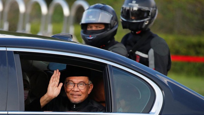 Datuk Seri Anwar Ibrahim resmi dilantik sebagai Perdana Menteri Malaysia setelah mengucapkan sumpah di Istana Negara, Kamis (24/11/2022). Perdana Menteri baru Malaysia Anwar Ibrahim melambai pada fotografer saat ia tiba di Istana Nasional di Kuala Lumpur, Malaysia, 24 November 2022. (Fazry Ismail/Pool via REUTERS)