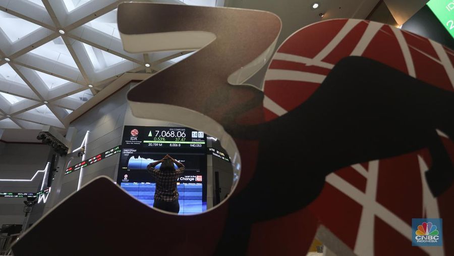 Karyawan beraktivitas di dekat layar pergerakan Indeks Harga Saham Gabungan (IHSG) di Bursa Efek Indonesia (BEI), Jakarta, Rabu (23/11/2022). IHSG ditutup menguat 0,33 persen atau 23,53 poin ke 7.054,12 pada akhir perdagangan, sebanyak 249 saham menguat, 255 saham melemah, dan 199 saham stagnan. (վ/Andrean Kristianto)