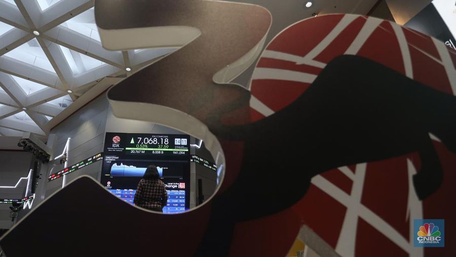 Karyawan beraktivitas di dekat layar pergerakan Indeks Harga Saham Gabungan (IHSG) di Bursa Efek Indonesia (BEI), Jakarta, Rabu (23/11/2022). IHSG ditutup menguat 0,33 persen atau 23,53 poin ke 7.054,12 pada akhir perdagangan, sebanyak 249 saham menguat, 255 saham melemah, dan 199 saham stagnan. (վ/Andrean Kristianto)